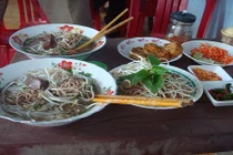 Đến Trà Vinh nhất định phải thưởng thức tô bún tức lọ này 