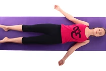 Những tư thế yoga dễ thực hiện, không tốn sức giúp ngủ ngon hơn