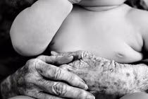 Ảnh đen trắng chân thực, xúc động ông và cháu