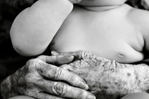 Ảnh đen trắng chân thực, xúc động ông và cháu