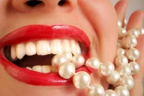 Chảy máu nướu vì tẩy trắng răng không đúng cách 