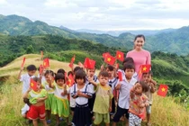 Rưng rưng lễ khai giảng giữa rừng của 2 cô giáo xinh đẹp