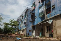 Chung cư có 300 hộ dân sinh sống bị nứt toác, loang lổ