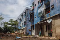 Chung cư có 300 hộ dân sinh sống bị nứt toác, loang lổ