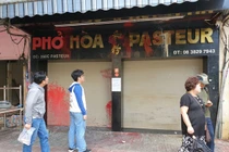 Bắt em rể chủ quán phở Hoà nổi tiếng ở Sài Gòn bị “khủng bố” bằng mắm tôm, sơn