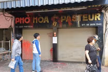 Bắt em rể chủ quán phở Hoà nổi tiếng ở Sài Gòn bị “khủng bố” bằng mắm tôm, sơn