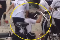  Phẫn nộ nhóm học sinh nam reo hò cổ vũ nhìn nữ sinh bị đánh hội đồng