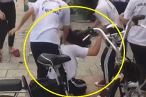  Phẫn nộ nhóm học sinh nam reo hò cổ vũ nhìn nữ sinh bị đánh hội đồng