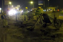 Gặp nạn vì dầu trộn bùn đổ ngập cầu Chương Dương