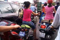 Xe đạp điện biển xanh “siêu khủng” chạy trên phố Thủ đô