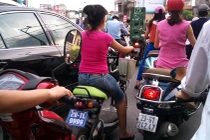 Xe đạp điện biển xanh “siêu khủng” chạy trên phố Thủ đô