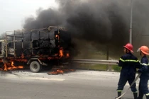 Xe cháy dữ dội trên cao tốc Thăng Long- Nội Bài