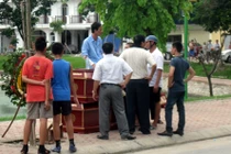 Mang quan tài ra phố, tẩm xăng dọa tự thiêu sống