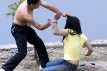 Vác dao đến cổng trường đợi giết người yêu