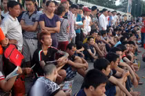 Trắng đêm xếp hàng mua vé trận Việt Nam- Arsenal