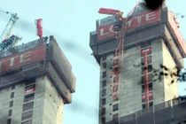 Gẫy cần cẩu ở tòa nhà cao số 2 Hà Nội