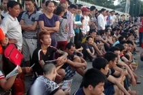 Trắng đêm xếp hàng mua vé trận Việt Nam- Arsenal