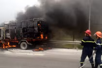 Xe cháy dữ dội trên cao tốc Thăng Long- Nội Bài