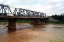 Chồng ném vợ liệt nửa người xuống sông Đuống