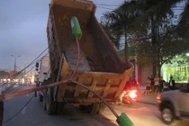 Xe ben “hạ gục” 5 cột điện do quên hạ thùng