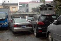 Tận mắt hàng trăm ô tô-xe máy “sắt vụn” giữa Thủ đô