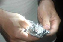 Mua ma túy bỏ vào ví chồng rồi báo công an