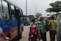 TP.HCM: Bến xe quá tải, xe dù “tung hoành”