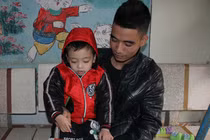 Kỳ lạ bé 3 tuổi “nghiện” đọc sách báo