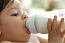 Đau đầu “cuộc chiến” chọn sữa cho con