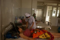 Ngộ độc thực phẩm, hàng chục người nhập viện