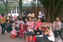 Chống nắng nóng bằng khăn, chậu ở bệnh viện