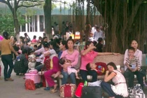 Chống nắng nóng bằng khăn, chậu ở bệnh viện