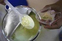 Những hóa chất độc trong sữa bị phanh phui