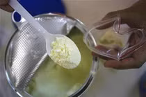 Những hóa chất độc trong sữa bị phanh phui