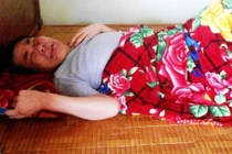 Vợ viêm khớp nuôi chồng liệt giường, con u sọ não