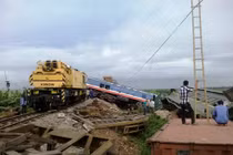 Kinh hoàng tàu khách đâm container, 3 toa bị lật