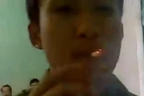 Hoảng hồn nam sinh dùng cầu chì điện châm thuốc lá