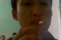 Hoảng hồn nam sinh dùng cầu chì điện châm thuốc lá