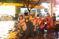 Cười bò với ảnh hài hước mùa mưa bão