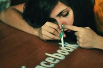 Té ghế với ảnh châm biếm dân “nghiện” Facebook