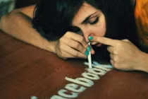 Té ghế với ảnh châm biếm dân “nghiện” Facebook