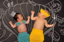 Ảnh sáng tạo: Chuyến du hành của em bé trên bảng đen