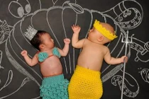 Ảnh sáng tạo: Chuyến du hành của em bé trên bảng đen