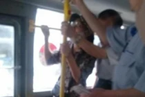 Xúc động chuyện tình 2 cụ già trên xe bus 