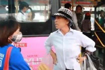 Nữ sinh mặc cả bị hàng rong chửi thậm tệ