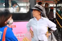 Nữ sinh mặc cả bị hàng rong chửi thậm tệ