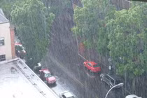 Dân mạng “tự sướng” khi trời đổ mưa