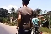 Đi xe máy thả tay “diễn xiếc, múa võ” trên quốc lộ