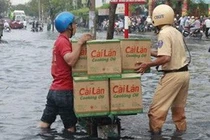 Xúc động bức ảnh CSGT lội nước giúp dân 