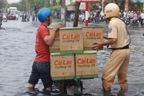 Xúc động bức ảnh CSGT lội nước giúp dân 